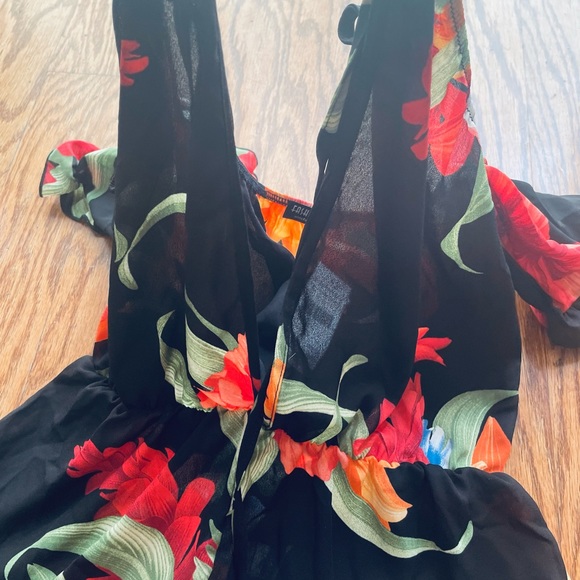 Fashion Nova floral romper - Picture 4 of 4